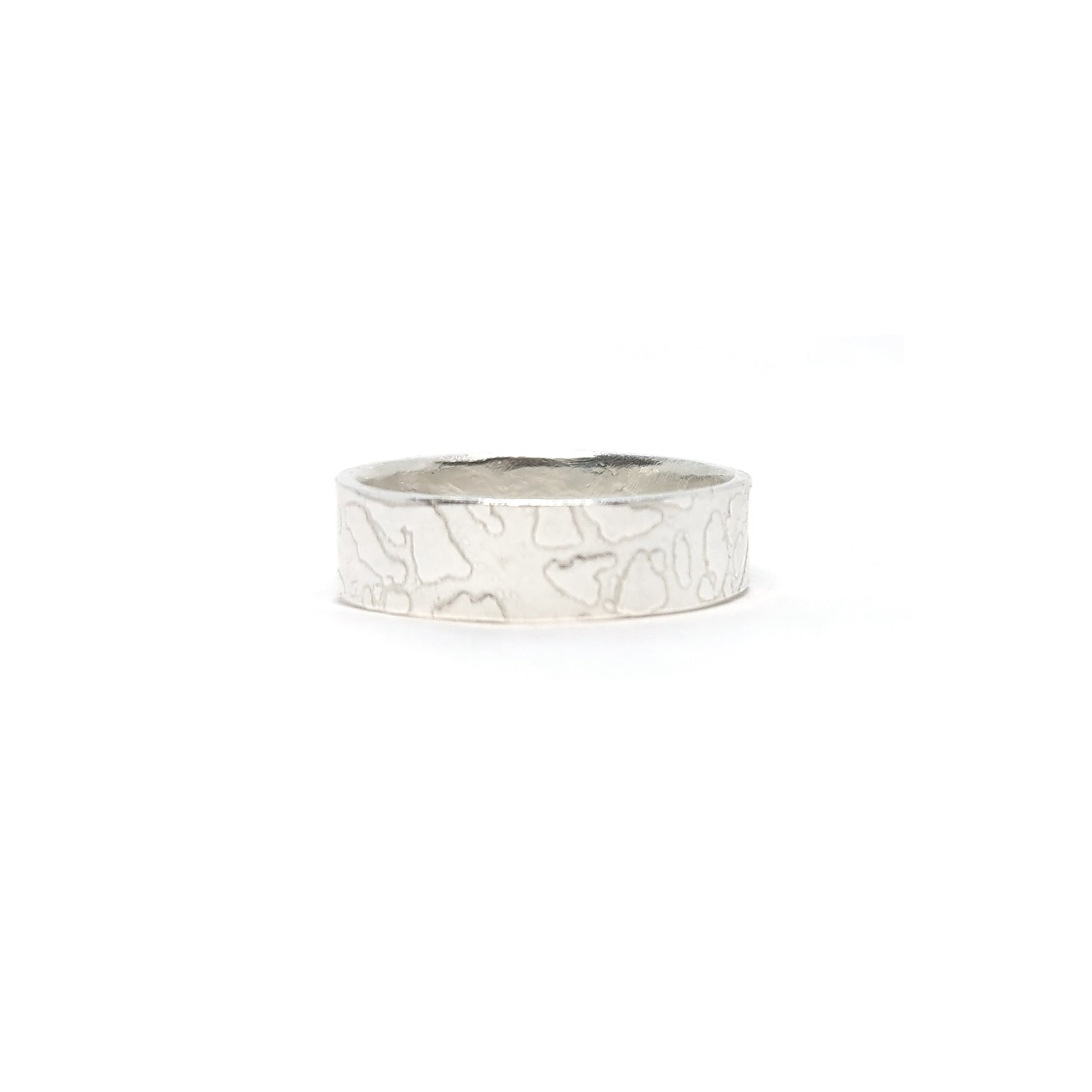 Silver band ring with islands in the sea style pattern.