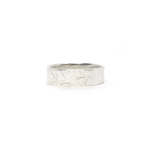 Silver band ring with islands in the sea style pattern.