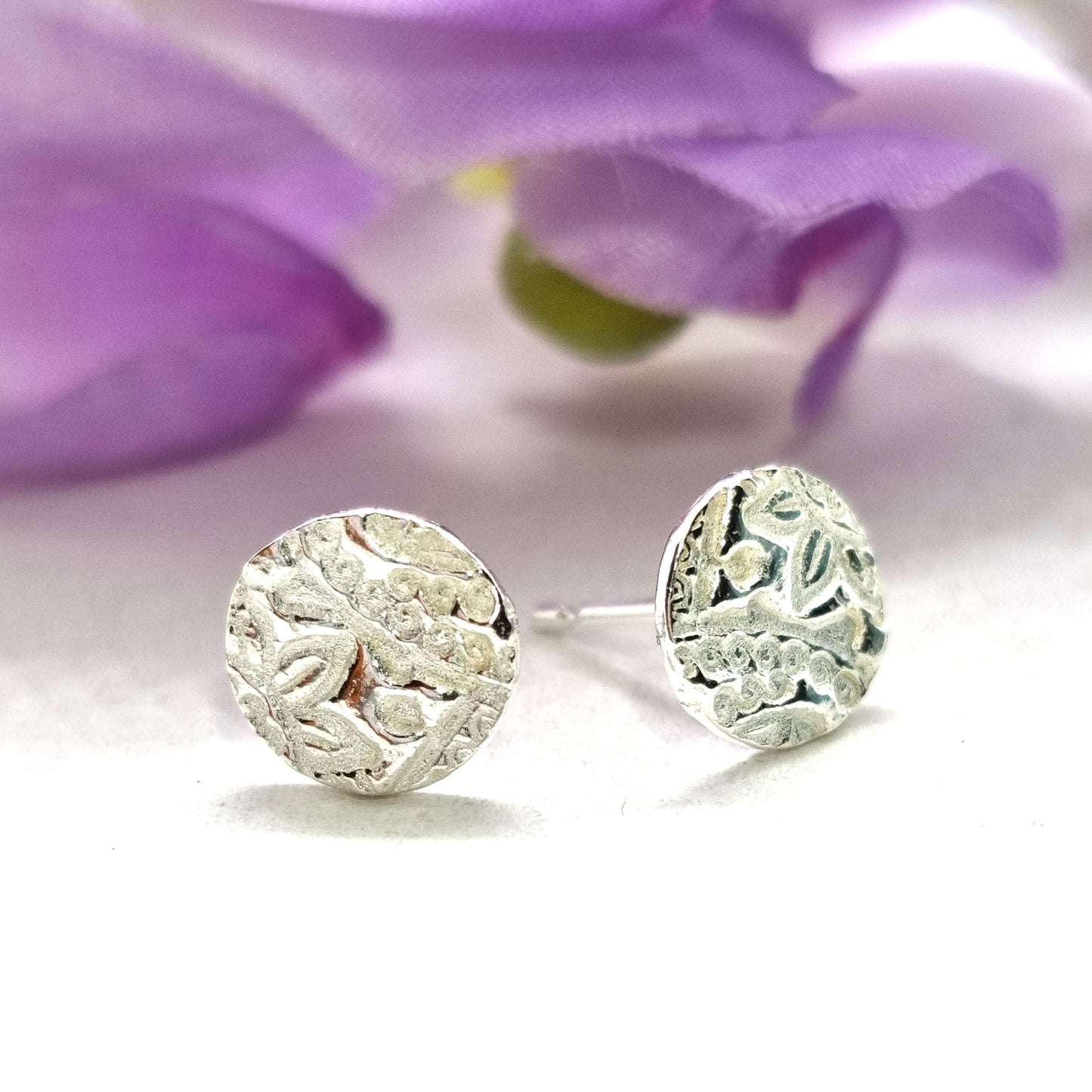 Round silver stud earrings with pattern with flowers