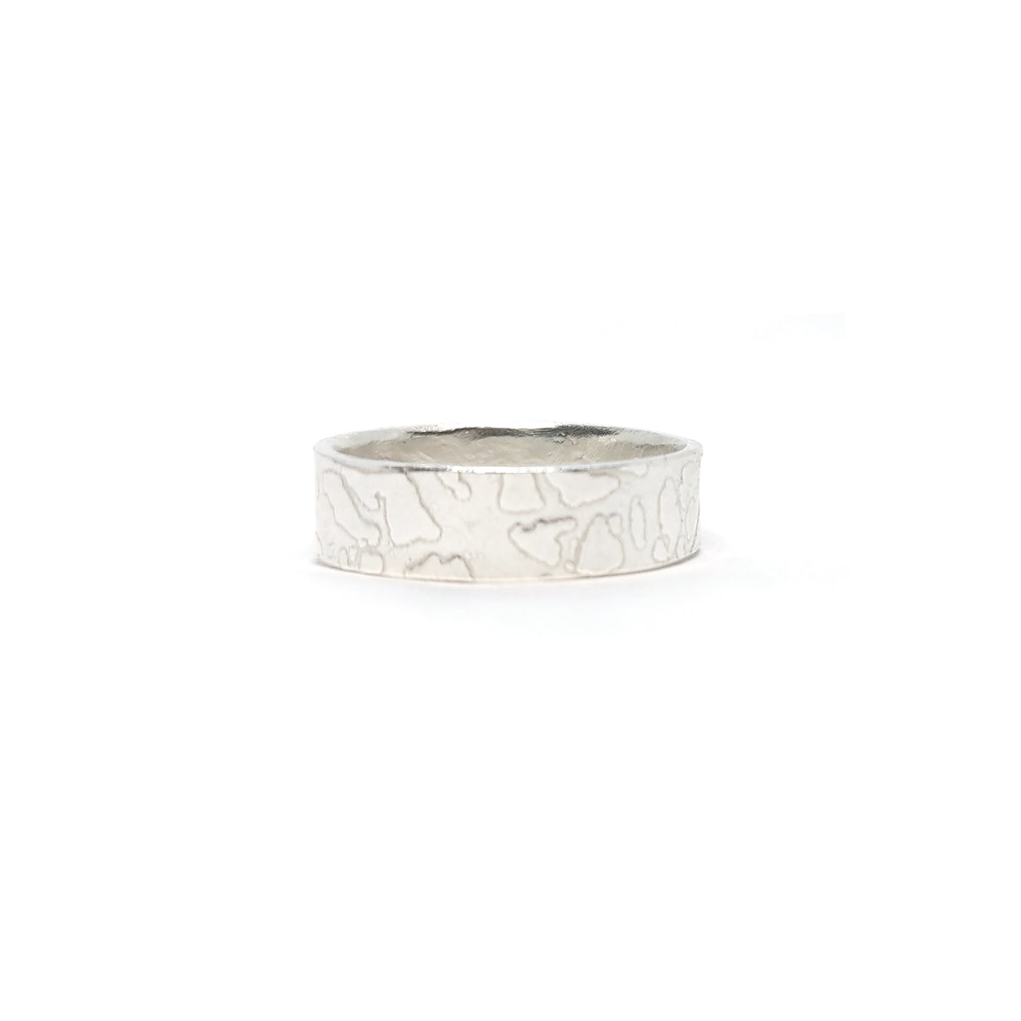 Silver band ring with islands in the sea style pattern.