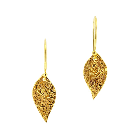 Yellow gold vermeil leaf-shaped patterned drop earrings.